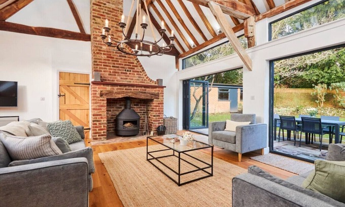 Waterlooville Maison | Exquisite Coach House w/vaulted ceiling & log fire