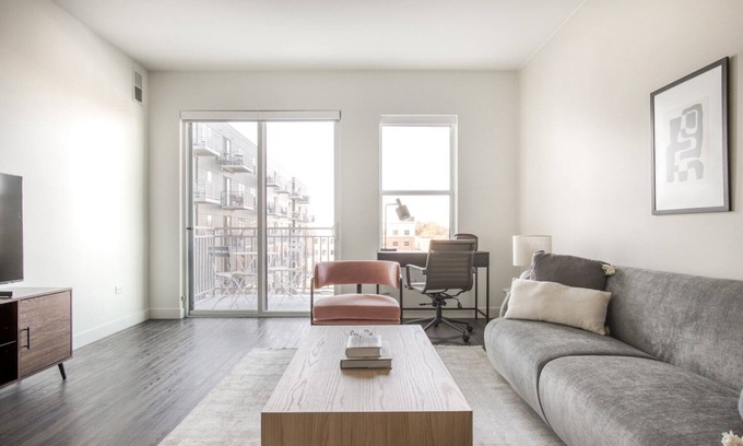Elmhurst Appartement | Exquisite Elmhurst 1BR w/ Lounge, Pool & Gym nr Metra, by Blueground