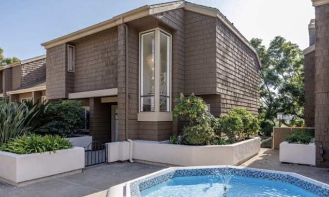 East Bluff Maison | Exquisite Golf Course Townhome: Remodeled Elegance close to the beach!