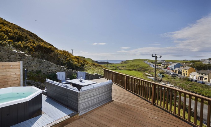 Doolin Maison | Exquisite Lodge with Ocean View & Hot Tub in Doolin beside the Cliffs of Moher