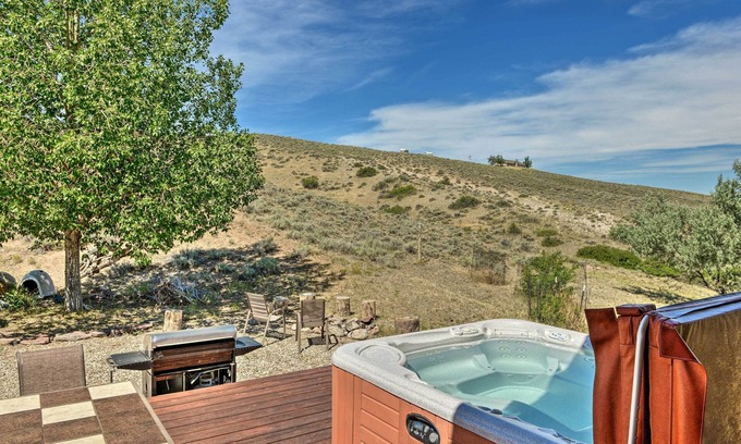 Lander Cabine | Exquisite Log Home with Lander Valley Views!
