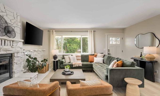 Bull Mountain Maison | Exquisite Single Level Retreat on Half-Acre, All New Decor and Furnishing, Pet Friendly, Open Layout