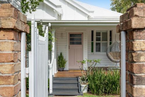Toowoomba Maison | Exquisite, Stunning & Central! CDB Fringe Cottage!