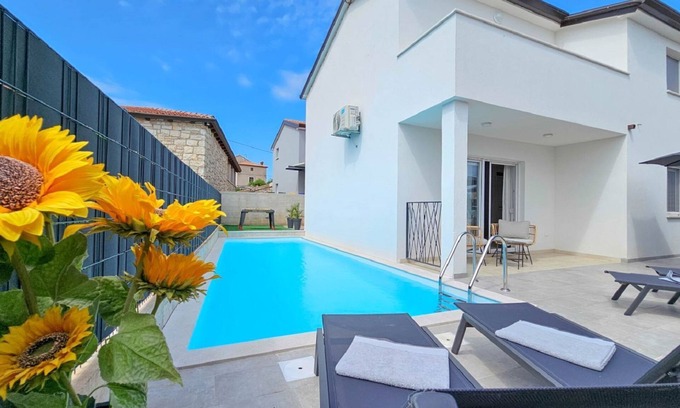 Fiorini Maison | Villa exquise avec piscine privée, BBQ, baby-foot et salles de bains en suite