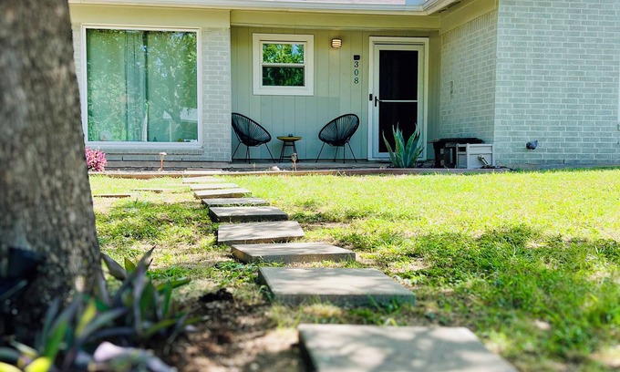 East Congress Maison | Extended Stay! 2br 1ba + Office & Enclosed Patio