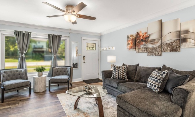 Downers Grove Maison | *Extended Stay* Downers Grove