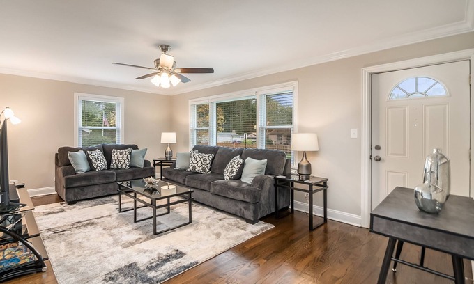 Elgin Maison | Extended Stay Elgin FHS Rental - Jay St