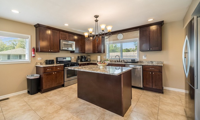 Lombard Maison | *Extended Stay* Lombard FHS Rental