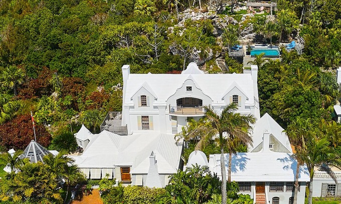 Hamilton Parish Maison | Extraordinary Bermuda retreat w/large cave, panoramic pool and viewing deck.