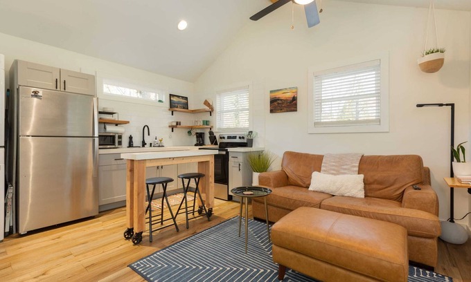 Fletcher Cottage | Very clean 2 min to AG Center Dog friendly