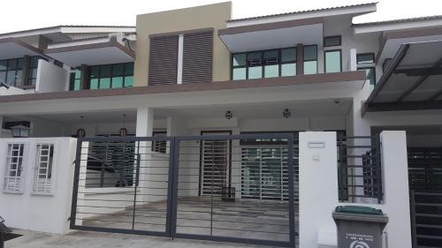 Taman Bukit Dahlia Maison | F.A Guesthouse Pasir Gudang