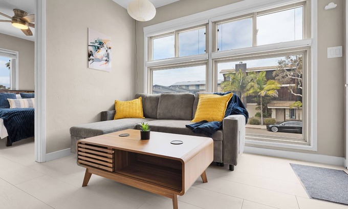 Mission Beach Appartement | F1 Racing Theme - 1 Bedroom Vacation Apartment - Top Floor with AC