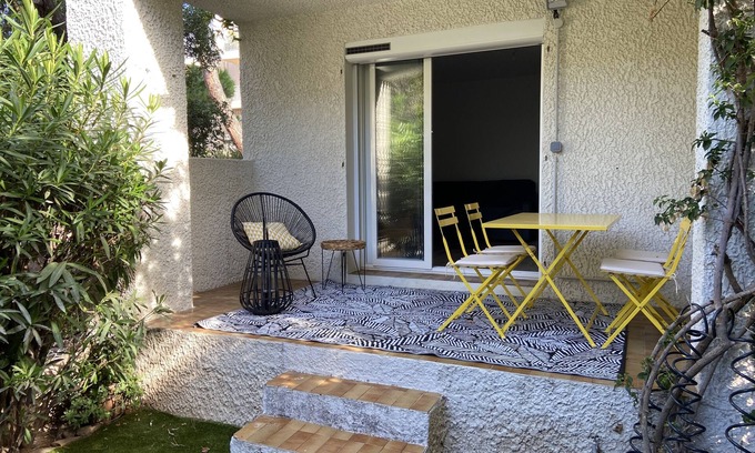 Saint-Cyr-sur-Mer Appartement | F2 totalement rénové, Rez de jardin, parking sécurisé, proche plage et commerces
