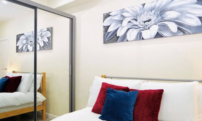 Redbridge Appartement | F3- 690 Cranbrook Rd · Stunning Apt | Free Parking | Private Garden