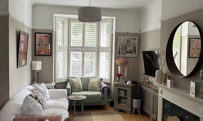 Mile End Maison | Fab family home next to Victoria Park and close to the City, Mile End