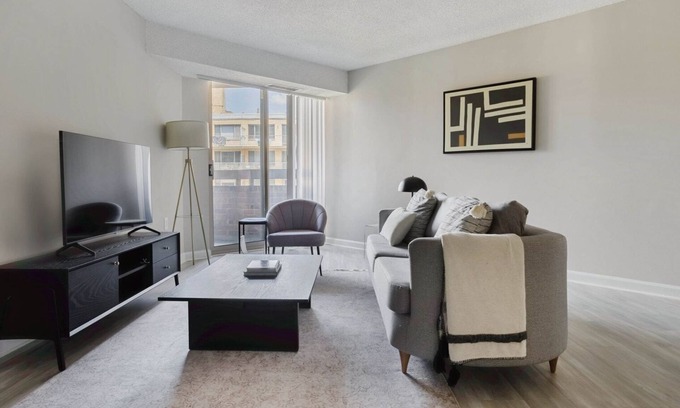 Connecticut Ave - K Street Appartement | Fab Foggy Bottom 1BR w/ Concierge & Gym, walk to Bars, by Blueground
