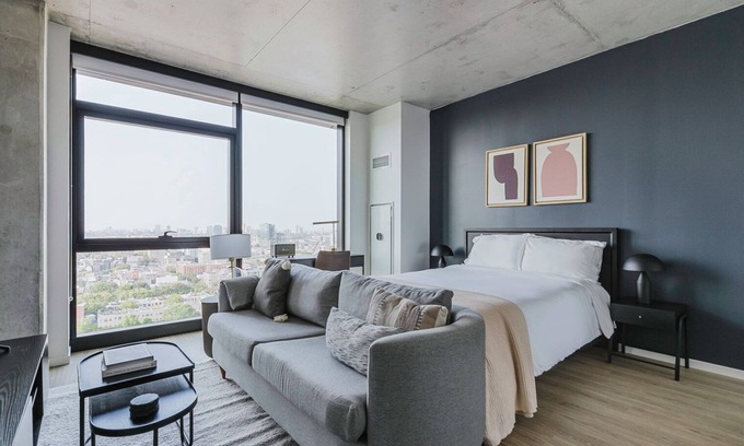 Near West Side Appartement | Fab West Loop Studio w/ Pool, Spa, Gym, W/D & Lounge, by Blueground
