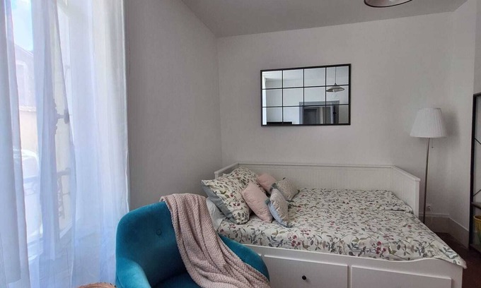 La Charite-sur-Loire Appartement | Fabulous 1-bedroom studio in La Charité-sur-Loire