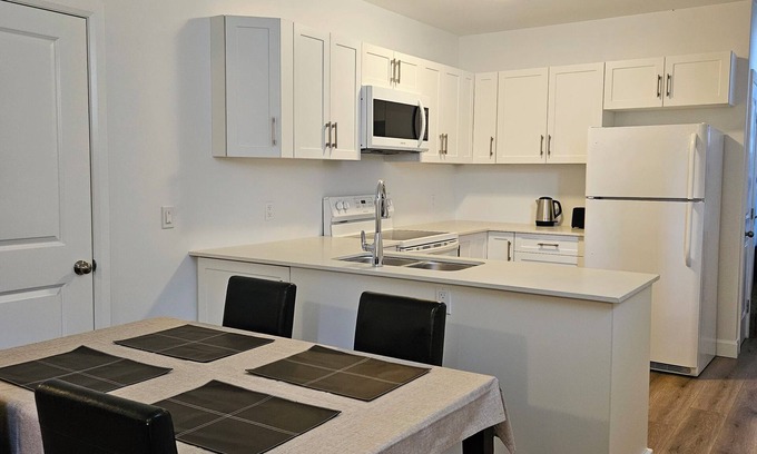 Amherstview Appartement | Fabulous 2-bedroom apartment with WiFi in Kingston West End