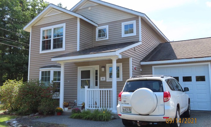 Brunswick Maison | Fabulous 3-bedroom townhome in wooded area and near many shops and services
