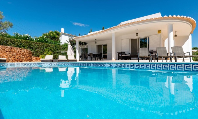 Alpouvar Villa | Villa fabuleuse de 4 chambres sur Clube Albufeira avec piscine chauffée privée, WIFI et AC.