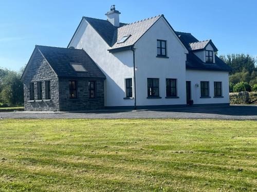 Oughterard Maison | Fabulous 4 Bedroom House, Gateway to Connemara