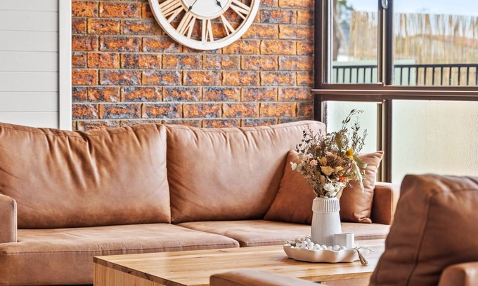 Evans Head Maison | Fabulous Art Deco Home with Swimming Pool in the Heart of Town
