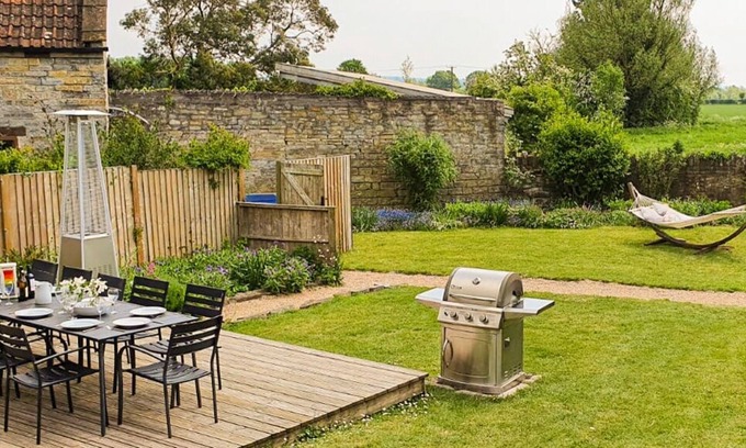 Muchelney Maison | Fabulous Barn with Private Hot Tub, Pool