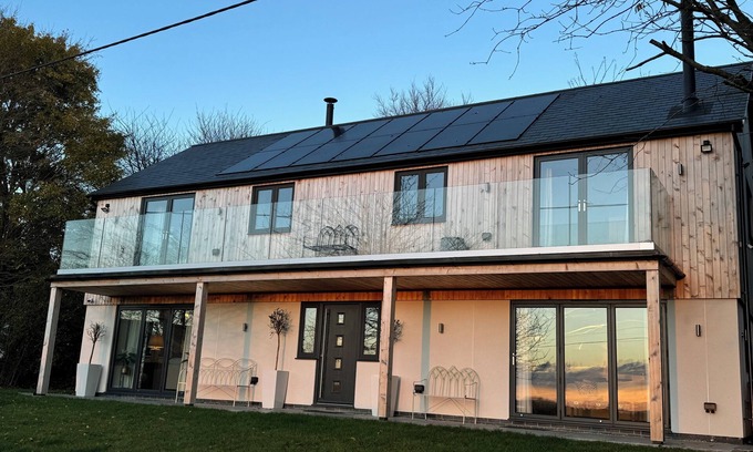 Broad Hinton Maison | Fabulous Countryside Modern Retreat with Stunning Views and Log Burners