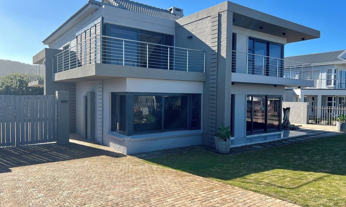 Sedgefield Maison | Fabulous four bedroom main house with WiFi in Sedgefield, near to the beach
