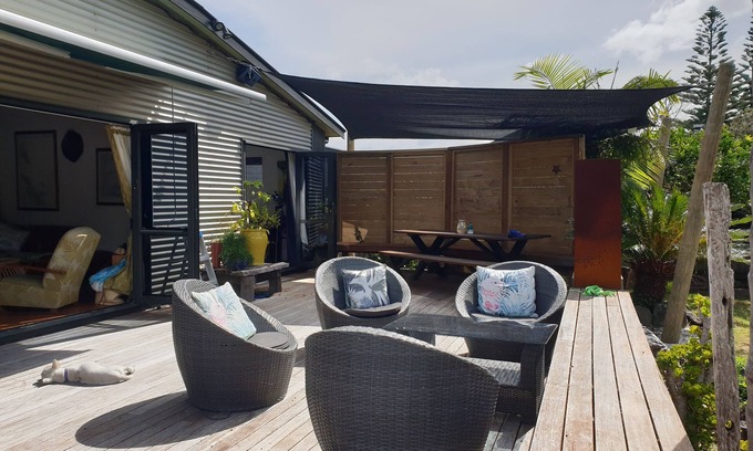 Whangapoua Maison | Fabulous kiwi bach 2min walk from beach