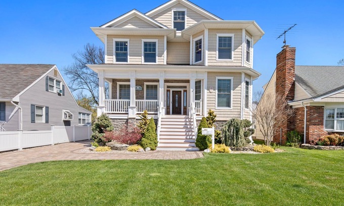 Point Pleasant Beach Maison | Fabulous Large Beach Home 1-block from beach & boardwalk