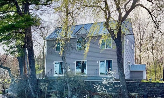 Amherst Maison | Fabulous Lake house with spectacular views