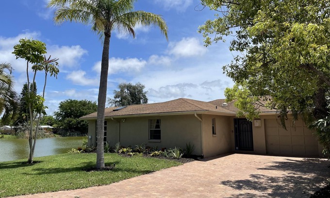 Gulf Gate Estates Maison | 2 Bdrm house close to siesta key. free Wi-Fi beautifull view from bedroom window
