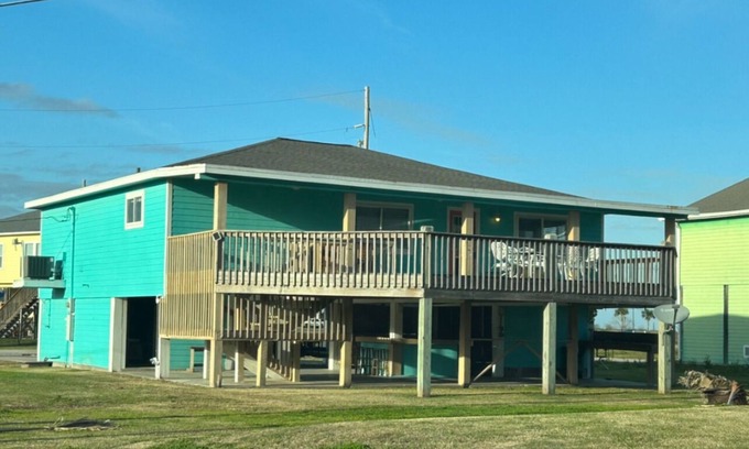 Crystal Beach Cabine | Fabulous open concept cabin sleeps 12 on Bolivar Peninsula
