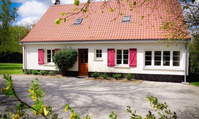 Tingry Autre | Large detatched holiday home, rural location near the coast.