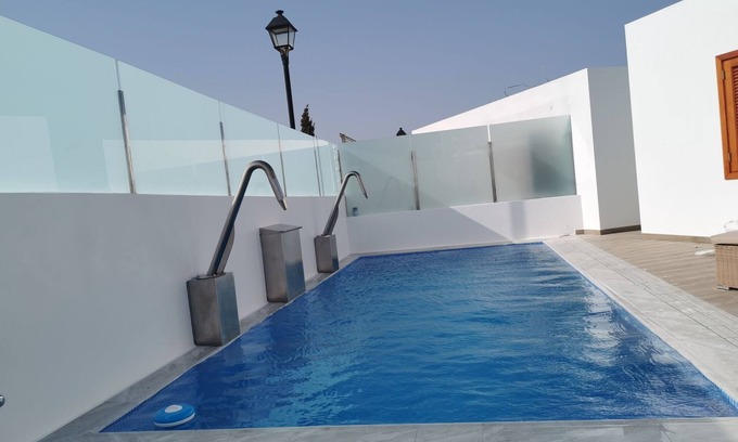 Teguise Villa | Fabuleuse villa de deux chambres avec terrasses, piscine et jacuzzi chauffés.