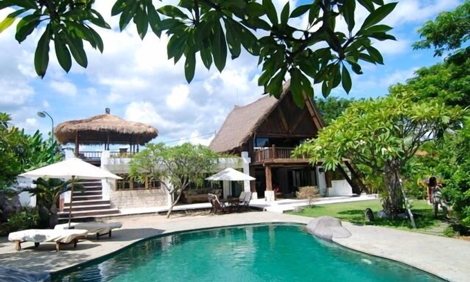 Dencarik Villa | Droit fabuleuse villa sur la plage avec une grande piscine, jardin tropical et le personnel