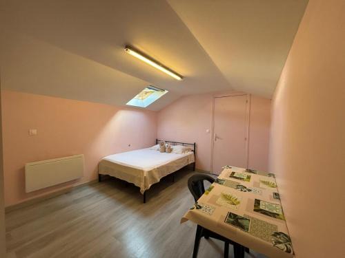 Roanne Maison | Face à la gare - Chambre 8