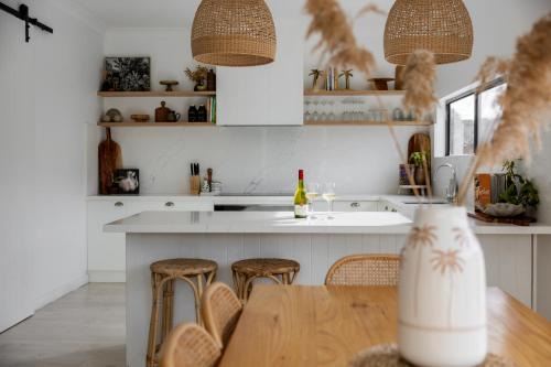 Rye Maison | Facing the Sun 5 min walk to beach & sleeps 8