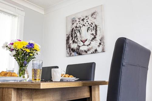 Harlescott Maison | Fair Haven - Off Street Parking and Garden