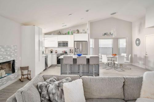 Alta Mesa Community Association Maison | Fairbrook Home - Chic Design Saltwater Pool with Hot Tub
