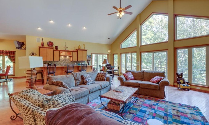 Fairfield Bay Maison | Fairfield Bay Retreat with Fireplaces and Lake Access