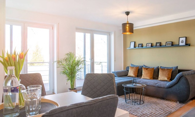 Huefingen Appartement | Fairflats Hüfingen: Küche Arbeitsplatz Balkon Aufzug