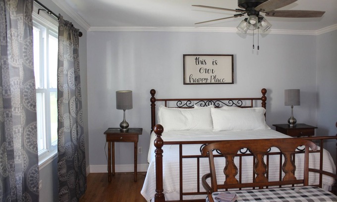 Abingdon Maison | FairOaks Place Sleeps 6 King, Queen with foldout couch near Barter & Va Creeper