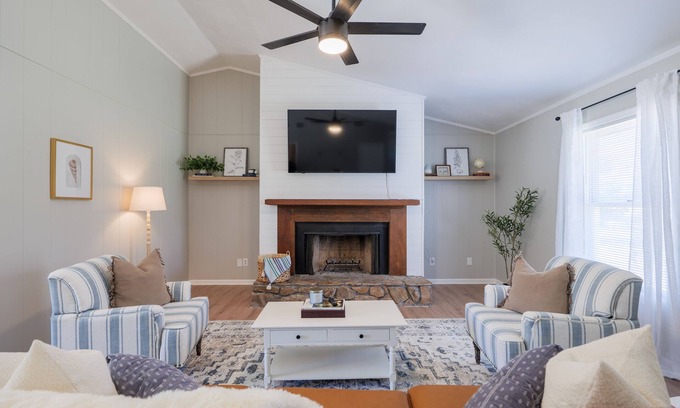Lake Park Maison | Fairway Family Oasis: King Beds, Pets Allowed, Golf Course Neighborhood