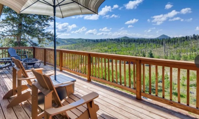 Denver Cabine | Falcon Ridge Chalet-Woodland Park: WiFi & Views, Deck and Views of Pikes Peak