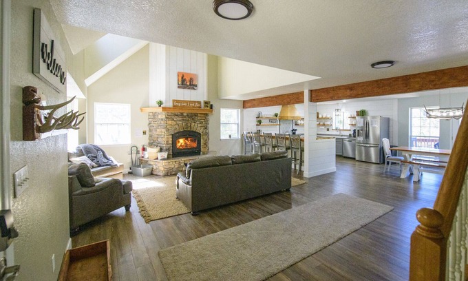 Cloudcroft Cabine | Unit 34!! Luxury Cloudcroft Cabin*Sleeps 18*Wildlife*Arcades*Home Theater*