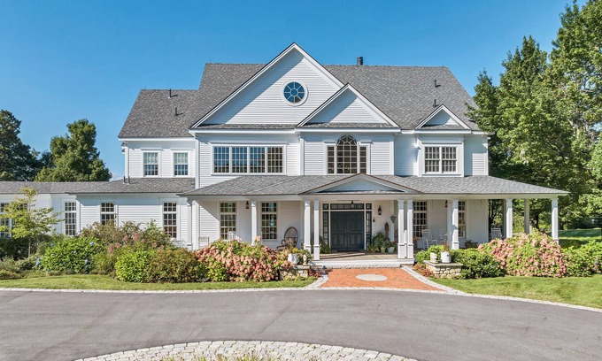 Tuftonboro Maison | There are only a few weeks left July 21-August 4 available! Book Now!