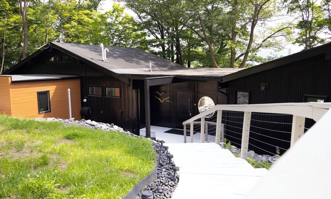 Lansing Maison | Fall Foliage View Contemporary Cayuga Lakehouse 3BR/3BA/Sleeps 9
